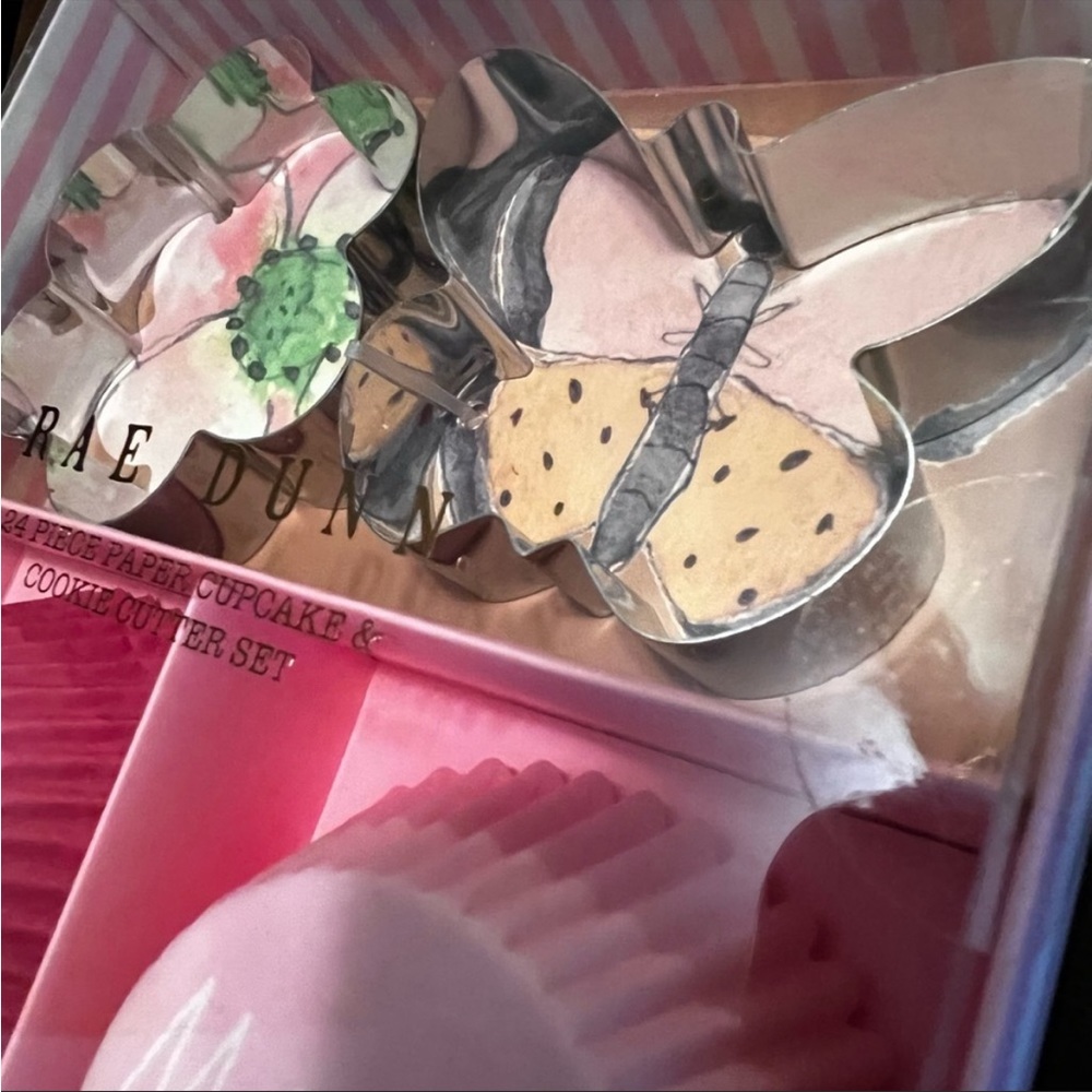 Rae Dunn Mom / Love Cupcake & Metal Cookie Cutter Set - Picture 4 of 11